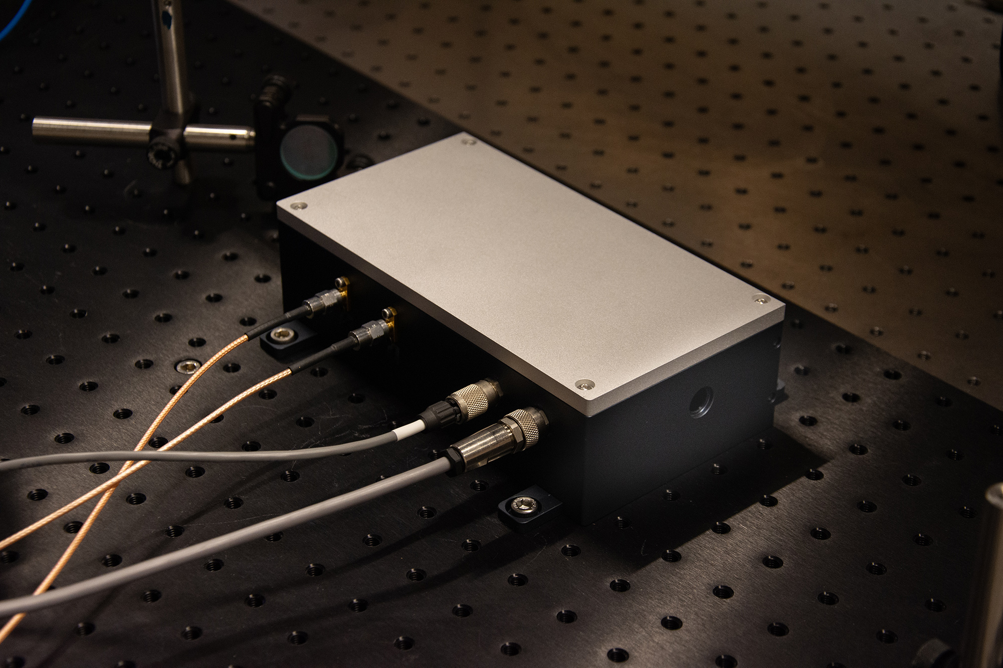ALPhANOV et MUQUANS livrent un laser bleu pour la physique quantique 